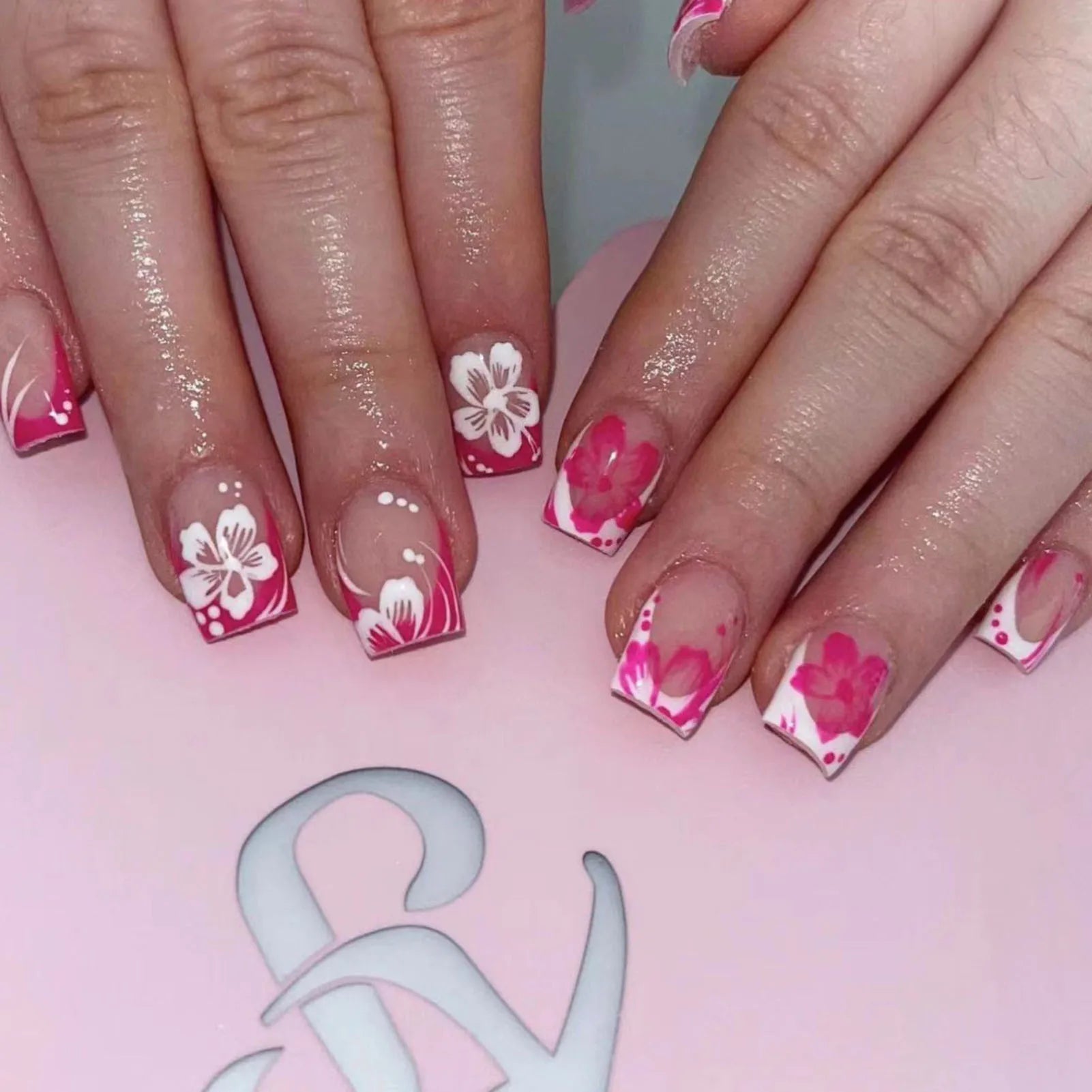 Pink French Style False Nails White Flower Printed Short Square Head Press on Nails Simple Wearable Artificial Nails Art 24Pcs